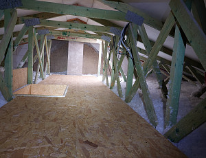 Zateplení stropu rodinného domu pomocí foukané izolace